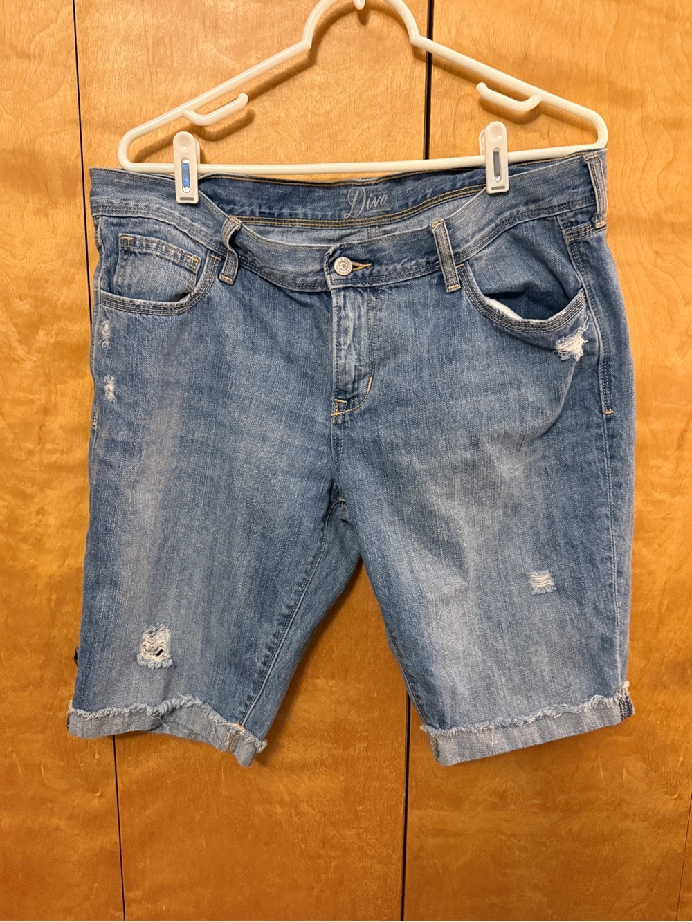 Old Navy Diva Women's medium wash Denim Distressed Bermuda Shorts size 14